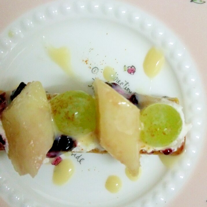 桃とブドウのあまずっぱなビスケットデザート